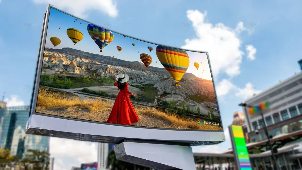 Pantalla Gigante Para Anuncios Panoramicos pantalla led en centro comercial con imagen de mujer en vestido rojo observando globos aerostaticos