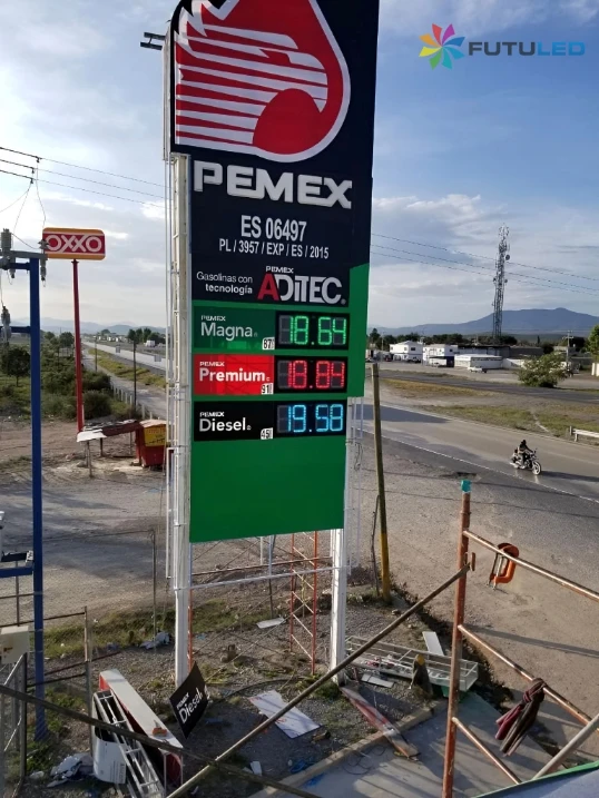 Letrero digital LED de la marca Futuled mostrando los precios de gasolina Magna, Premium y Diésel en una estación de servicio PEMEX (ES 06497)