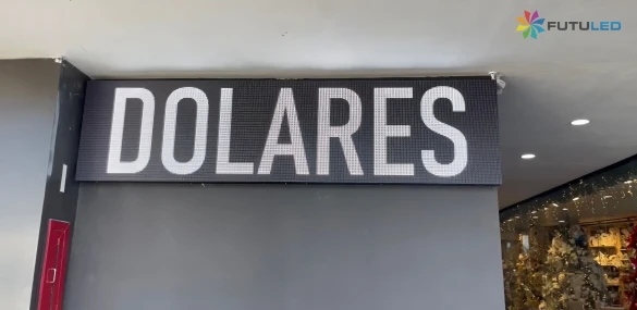 Letrero LED programable mostrando la palabra dólares en texto blanco, ideal para casas de cambio. Instalado por Futuled.