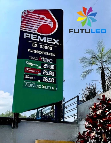 Letrero luminoso de precios para gasolinera Pemex fabricado por Futuled, mostrando los costos actualizados de los combustibles Magna, Premium y Diesel.