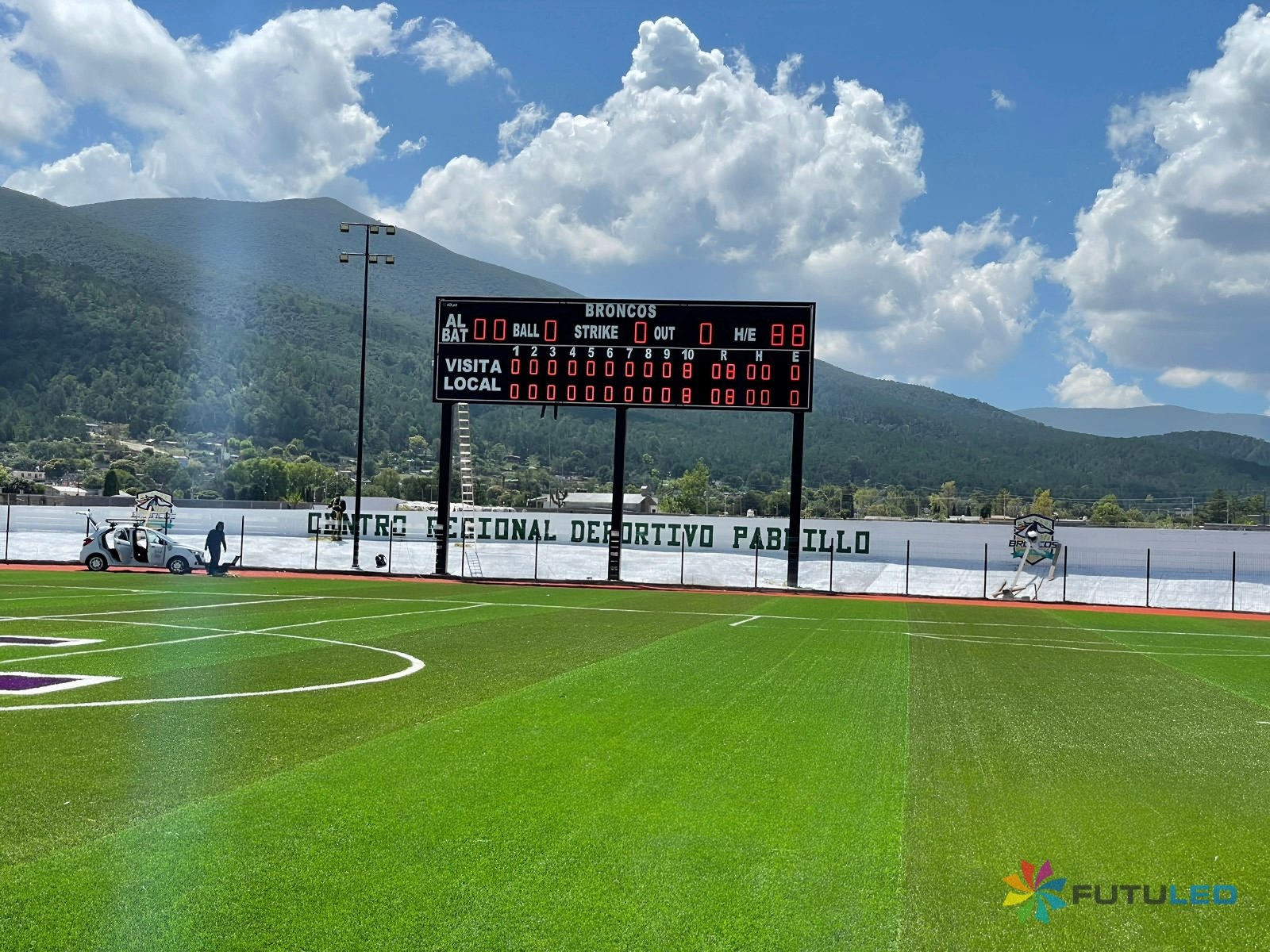 Marcador de Béisbol Digital Futuled en el Centro Regional Deportivo Pabellón Marcador de béisbol digital LED instalado por Futuled en el campo de pasto sintético del Centro Regional Deportivo Pabellón, mostrando la pizarra de entradas y estadísticas del juego.