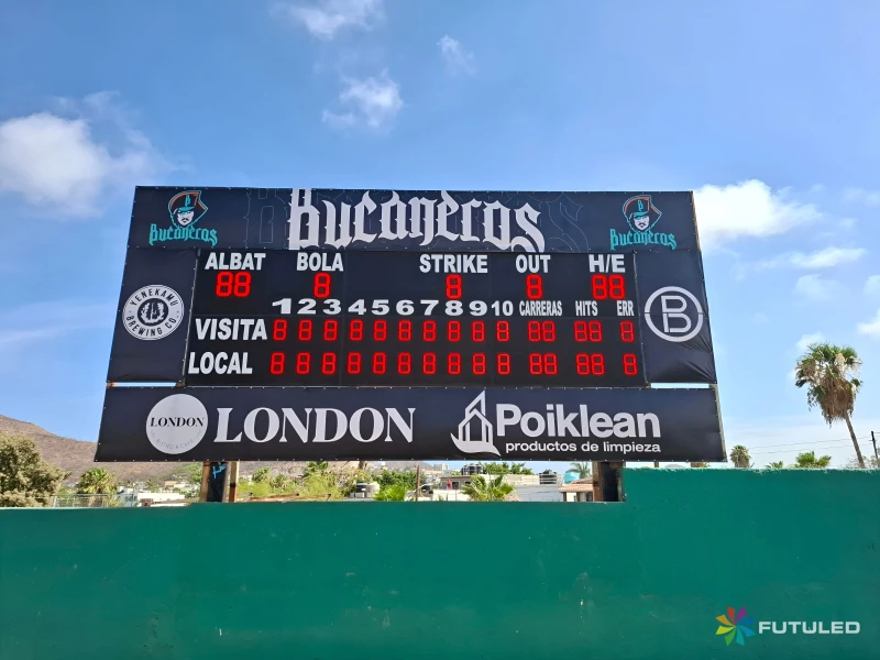 Marcador de béisbol digital LED de la marca Futuled para el equipo Bucaneros, mostrando la cuadrícula de 10 entradas y estadísticas del juego iluminadas.