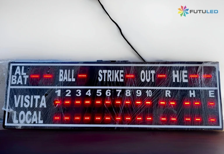 Marcador de Béisbol Digital LED Futuled - Tablero de Anotaciones Nuevo Marcador de béisbol digital LED marca Futuled nuevo con plástico protector, mostrando indicadores rojos para al bat, bolas, strikes, outs y pizarra de 10 entradas para visita y local