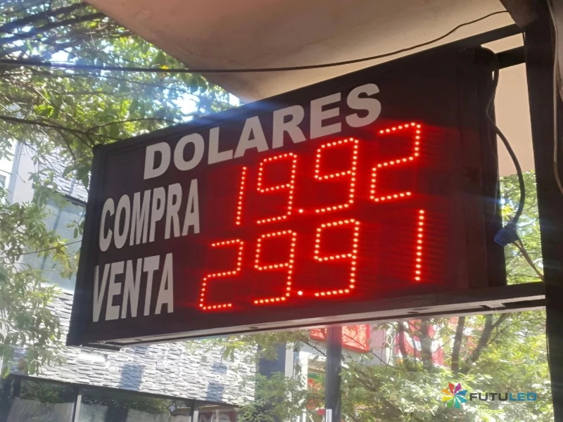 Pizarra electrónica LED de la marca Futuled en exteriores, mostrando el tipo de cambio de compra y venta de dólares.