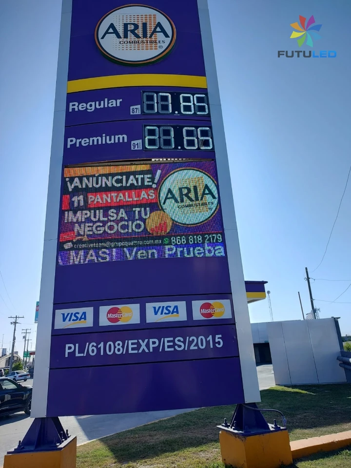 Tótem publicitario digital fabricado por Futuled para la gasolinera Aria Combustibles, mostrando pantallas LED con precios de gasolina y un anuncio de espacios publicitarios.