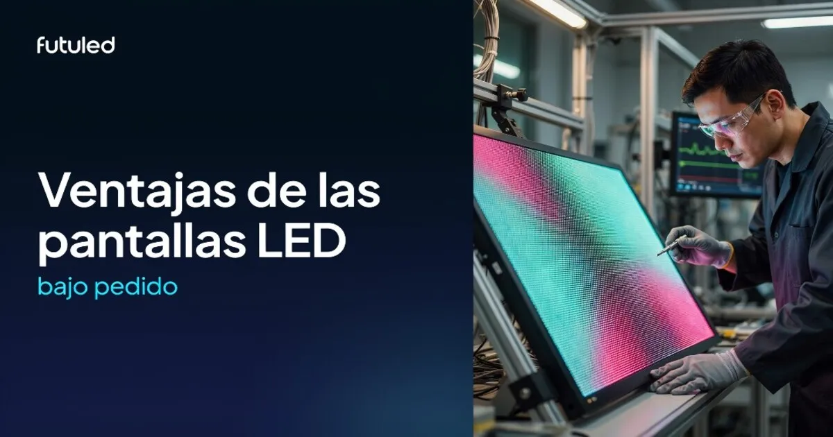 Técnico de Futuled inspeccionando los componentes de una pantalla LED nueva fabricada bajo pedido para asegurar su calidad